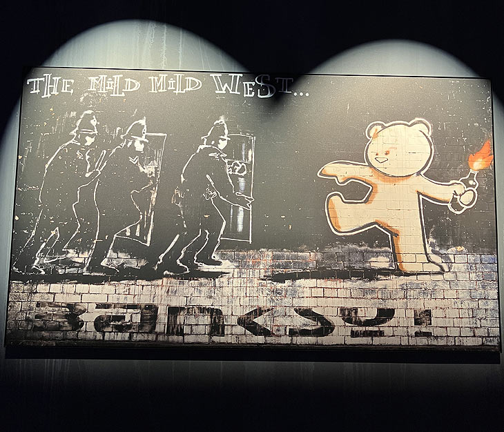 „House of Banksy – An Unauthorized Exhibition" ab 14.06.2024 im B-TWEEN, dem Untergeschoss des ehemaligen Galeria Kaufhof am Stachus (©Foto: Marikka-Laila Maisel) 